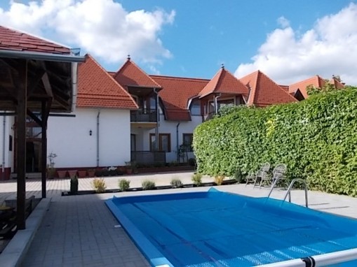   - Klaudia Úszómedencés Apartmanok Balatongyörök