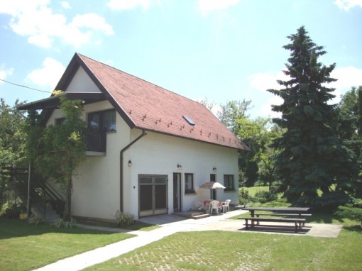   - Gyöngyvirág Apartmanház Balatonboglár