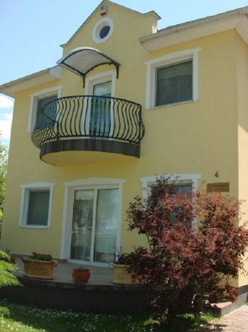   - La Villa Apartmanház Balatonszárszó