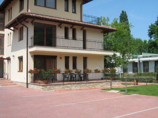   - Perla Vízparti Apartman Balatonboglár