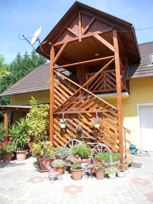   - Vanda Apartmanház Balatonlelle